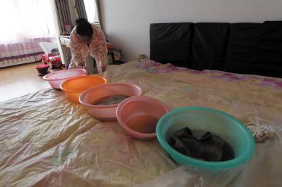 鹤庆楼上漏水，住户失联，小区没物管，业主维权难！律师来支招……